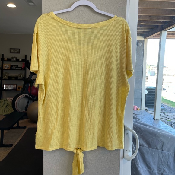 Natural Reflections yellow V-Neck short sleeves ribbed bottom tie Top. Size XL - Picture 2 of 7